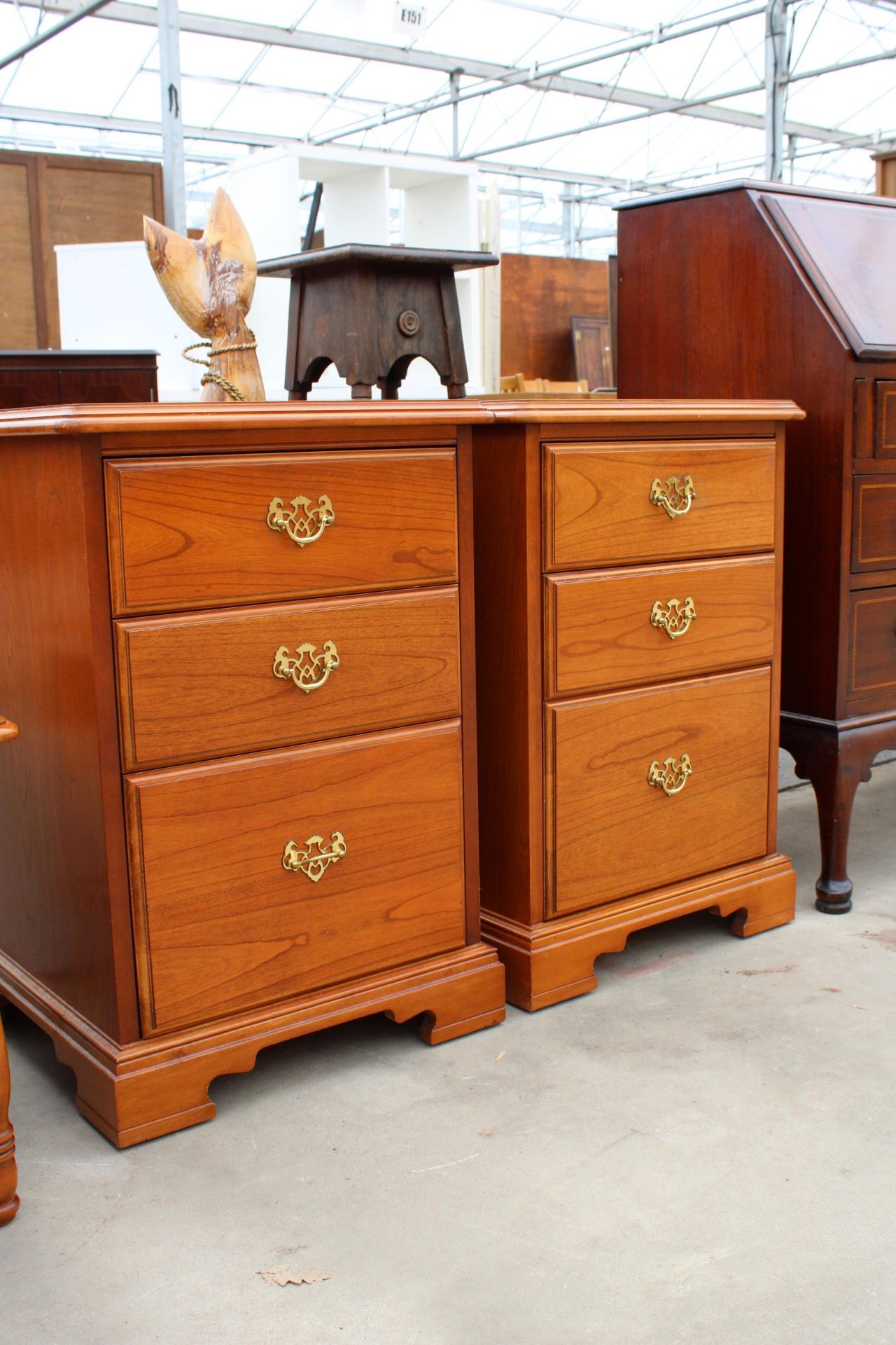 A PAIR OF YOUNGER FURNITURE BEDSIDE CHESTS OF 3 DRAWERS ON BRACKET FEET - Image 2 of 5