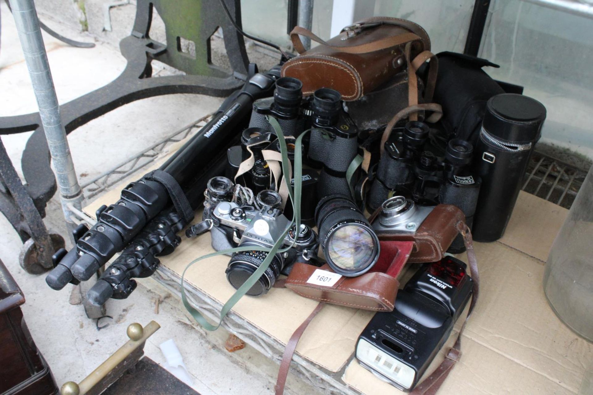 AN ASSORTMENT OF PHOTOGRAPHY ITEMS TO INCLUDE FOUR PAIRS OF VINTAGE BINOCULARS, A PENTAX CAMERA, A - Bild 5 aus 5
