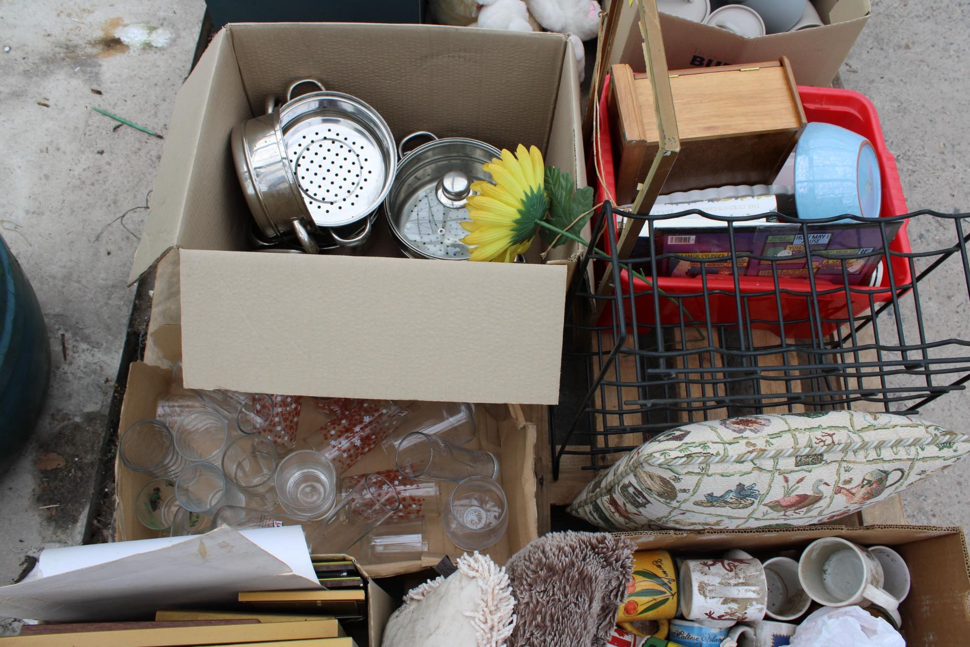 AN ASSORTMENT OF VARIOUS HOUSEHOLD CLEARANCE ITEMS - Image 2 of 2