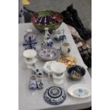 A MIXED LOT OF CERAMICS TO INCLUDE A MALING BOWL, DEVON LUSTRINE DISH, WEDGWOOD, ETC