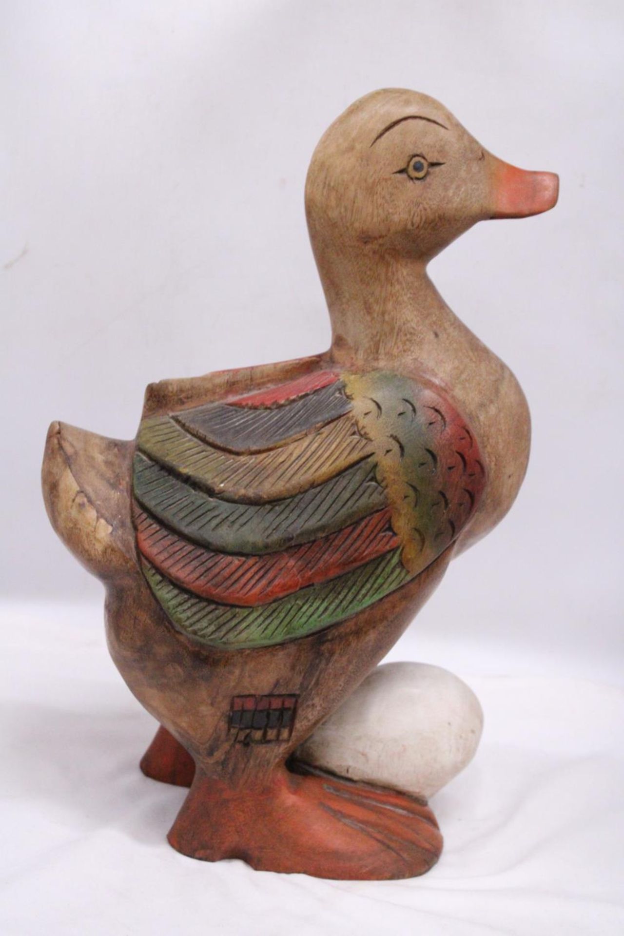 A LARGE SOLID WOODEN GOOSE AND EGG FIGURE, HEIGHT APPROX 46CM - Bild 5 aus 5