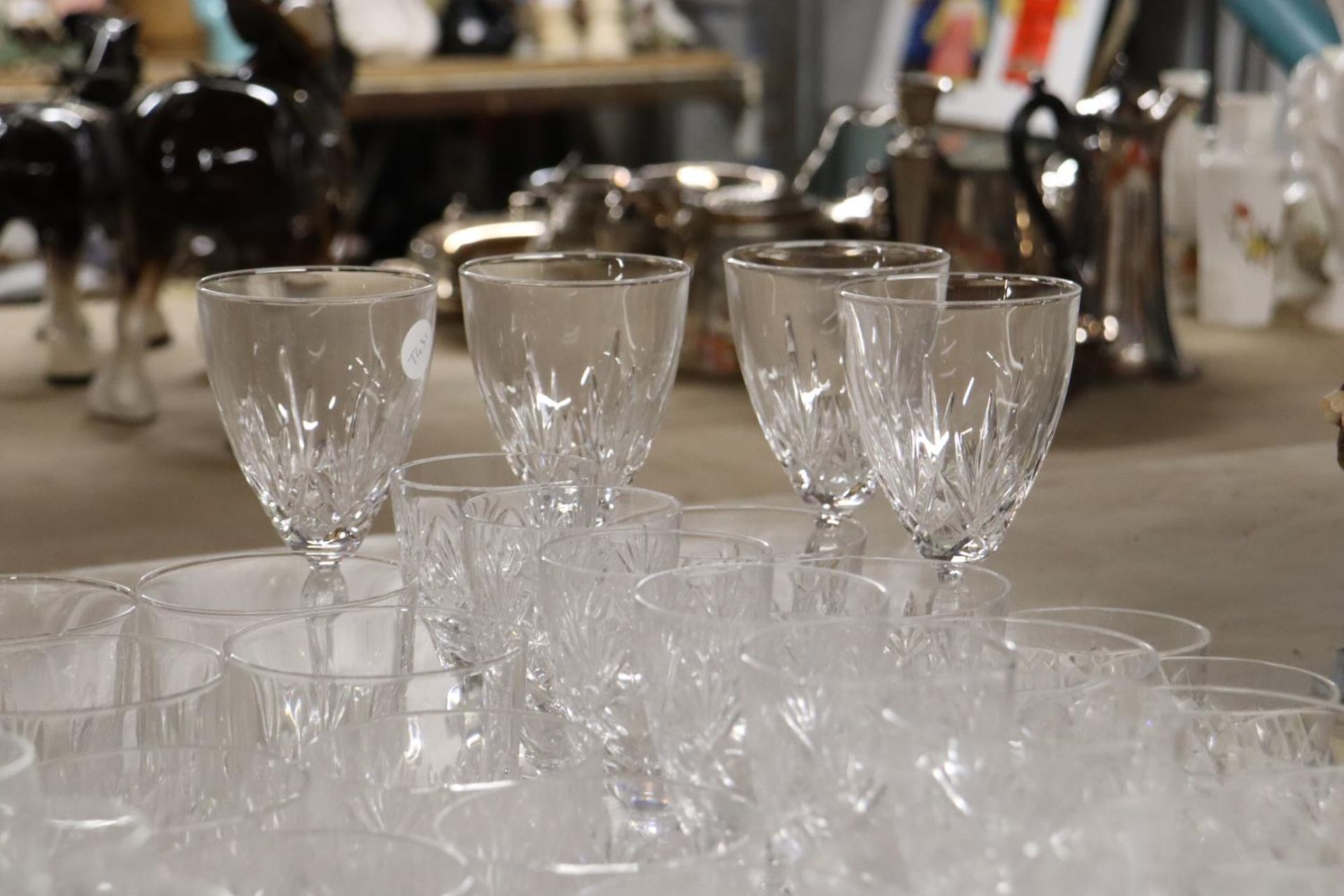 A LARGE QUANTITY OF DRINKING GLASSES TO INCLUDE BRANDY, SHERRY, WHISKEY, ETC., - Bild 4 aus 6