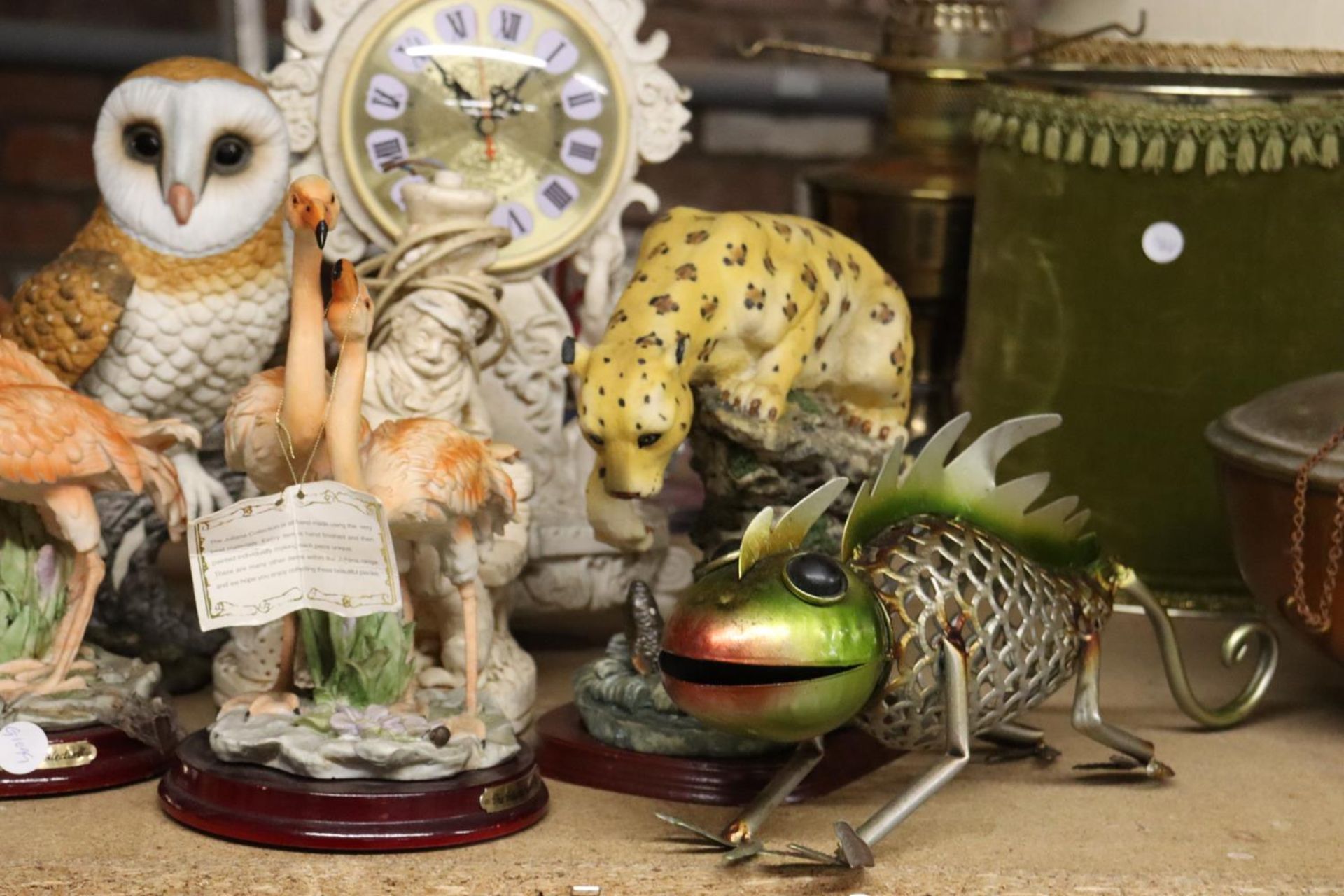 A QUANTITY OF LARGE RESIN FIGURES TO INCLUDE AN OWL LAMP, FLAMINGOES, A CHEETAH, CLOCK, ETC - Bild 3 aus 5