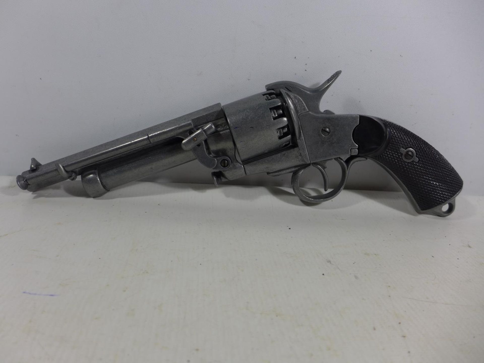 A GOOD QUALITY NON FIRING MODEL DISPLAY LE MAT NINE SHOT PERCUSSION CAP REVOLVER , 17CM BARREL, - Image 2 of 5