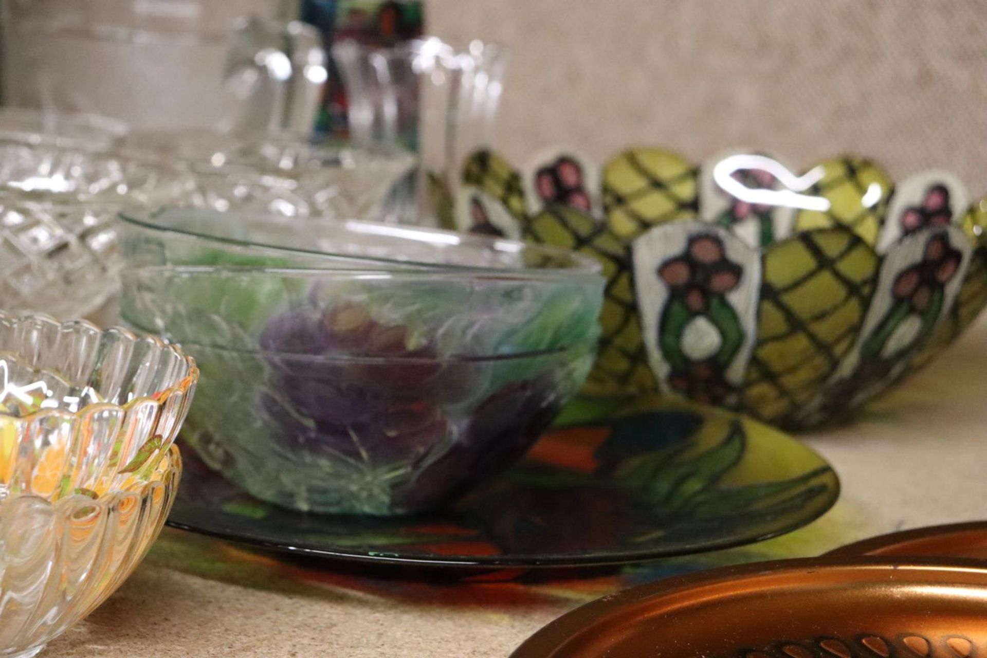A QUANTITY OF GLASSWARE TO INCLUDE A LARGE COLOURED BOWL, DESSERT BOWLS, A JUG, ETC - Image 4 of 7