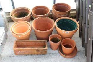 AN ASSORTMENT OF VARIOUS SIZED TERRACOTTA GARDEN POTS AND A TROUGH