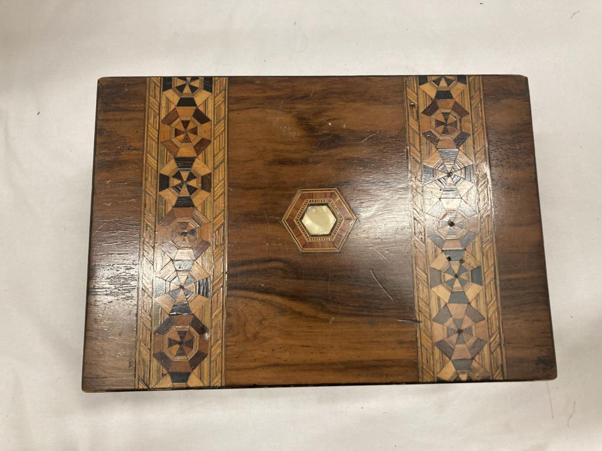 AN EARLY VICTORIAN ROSEWOOD ULTITY BOX WITH MARQUETRY AND NACRE 10" X 7" X 5" - Image 2 of 3