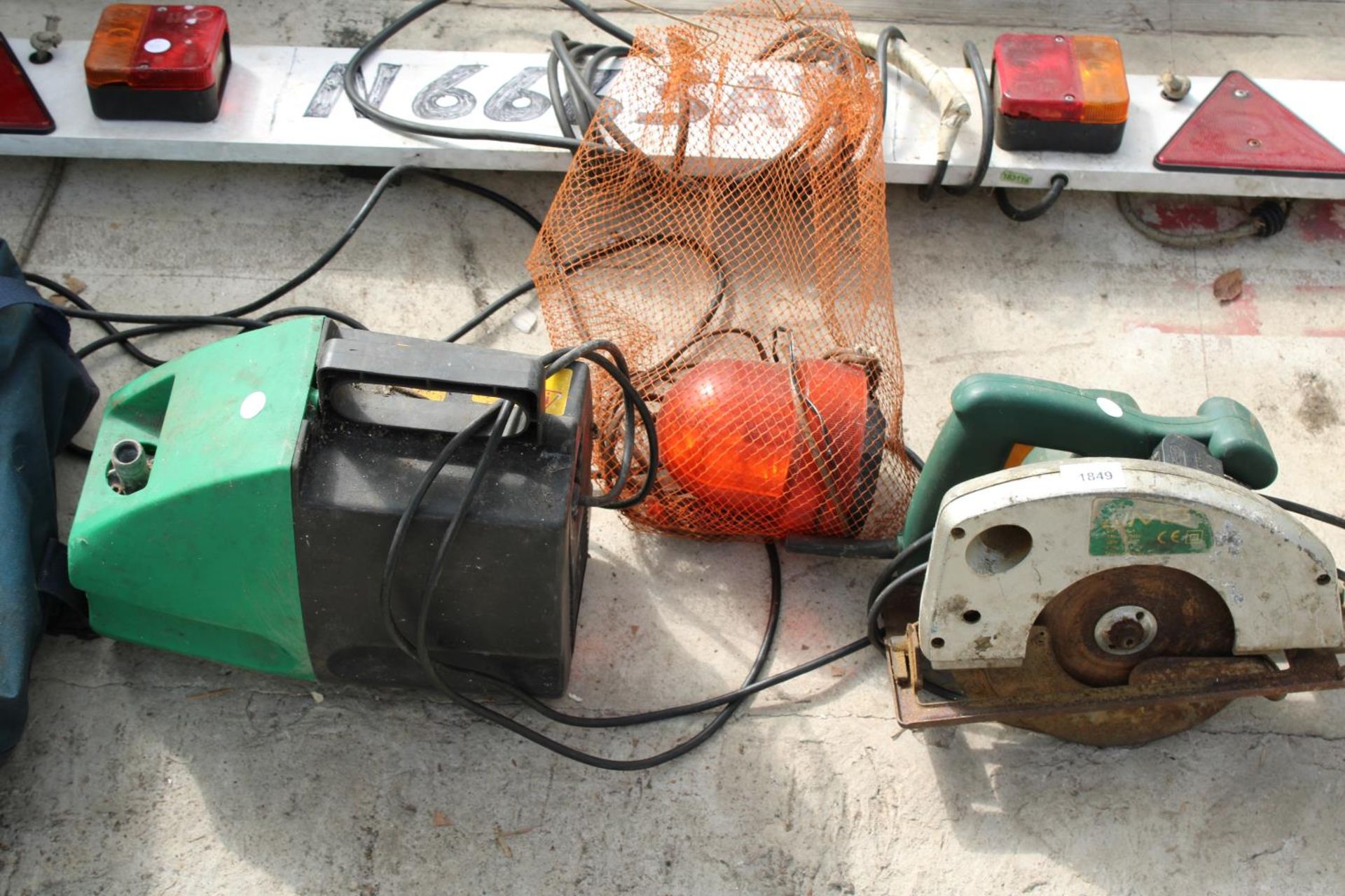 AN ASSORTMENT OF ITEMS TO INCLUDE A RIP SW AND A TRAILER LIGHT BAR - Image 2 of 3