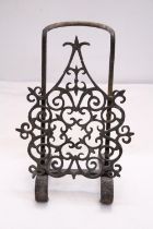 A VINTAGE CAST IRON ADJUSTABLE TRIVET