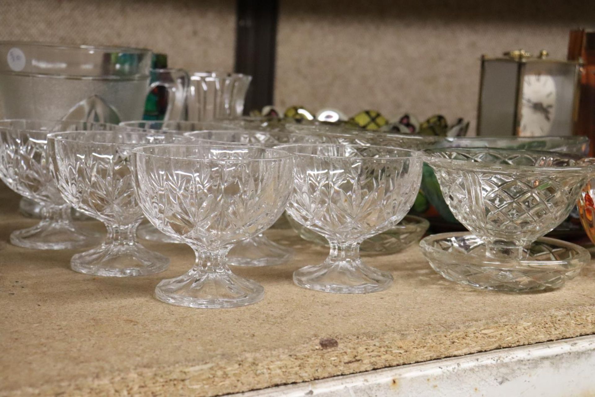 A QUANTITY OF GLASSWARE TO INCLUDE A LARGE COLOURED BOWL, DESSERT BOWLS, A JUG, ETC - Image 7 of 7