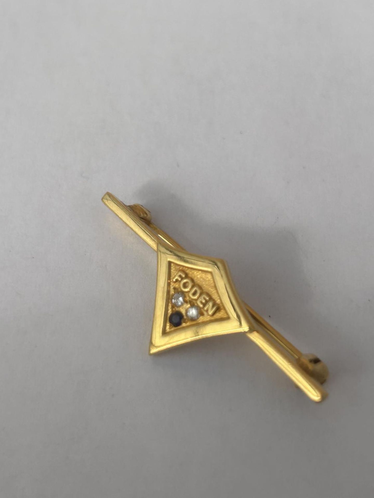 A HALLMARKED 9CT GOLD DIAMOND AND SAPPHIRE FODEN TRUCKS LAPEL BADGE WEIGHT 3.37 G - Image 2 of 4