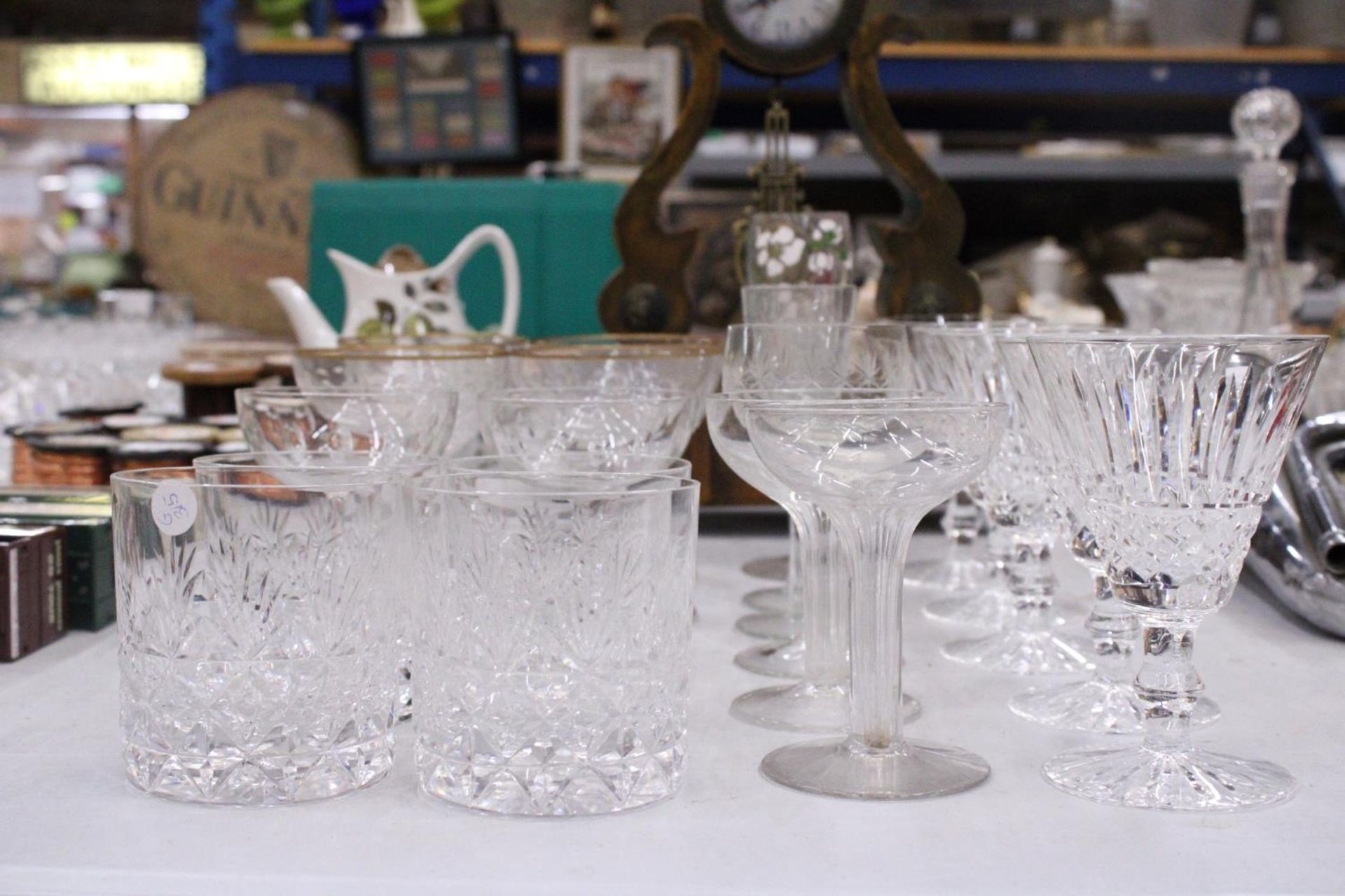 A COLLECTION OF GLASSWARE TO INCLUDE WINE GLASSES, COCKTAIL GLASSES, TUMBLERS ETC - Image 2 of 5