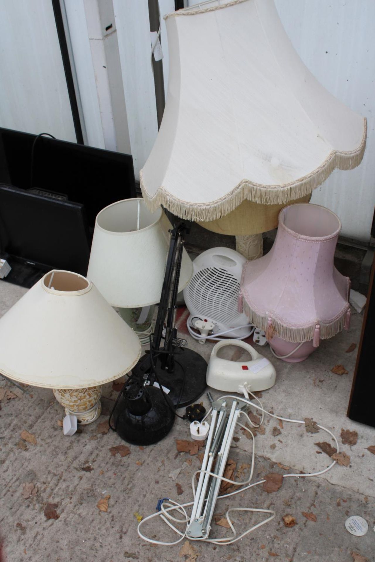AN ASSORTMENT OF VARIOUS LAMPS - Image 2 of 3
