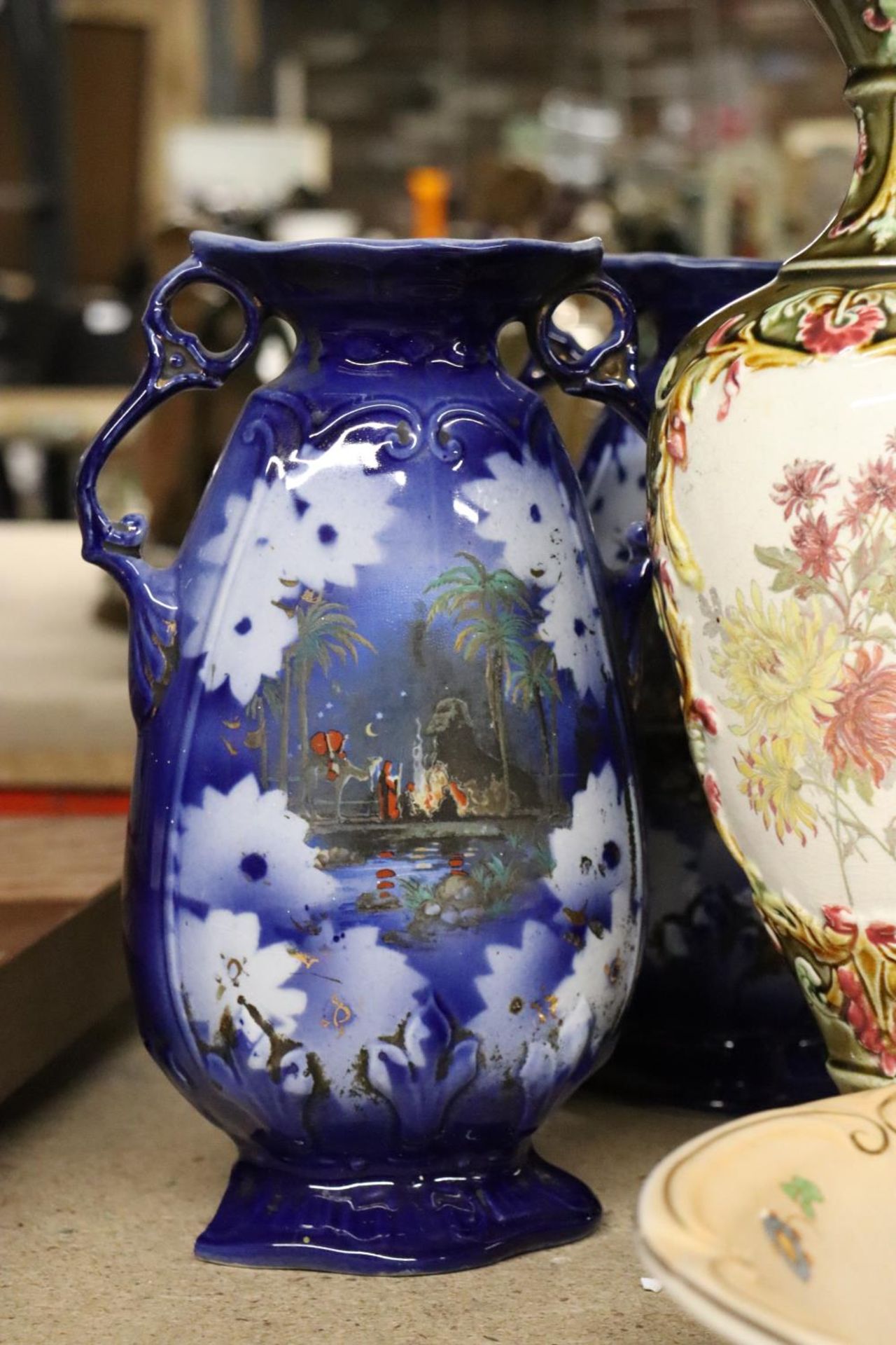 TWO PAIRS OF VICTORIAN VASES ( ONE A/F ), PLUS ONE LARGE AND SIX SMALLER CROWN DEVON FEILDINGS BOWLS - Bild 2 aus 6