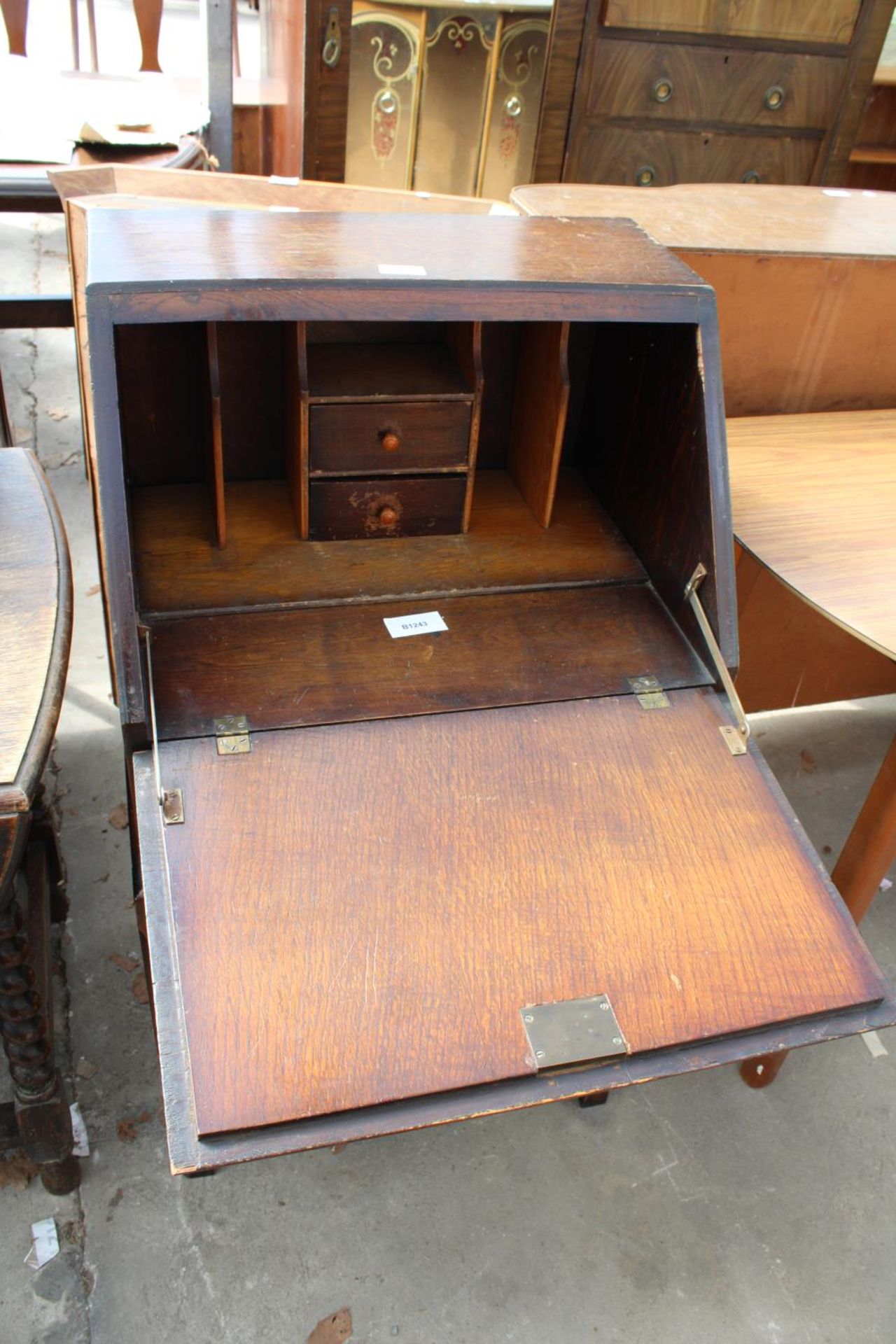 A MID 20TH CENTURY OAK BUREAU ON OPEN BASE, 21" WIDE - Image 2 of 3