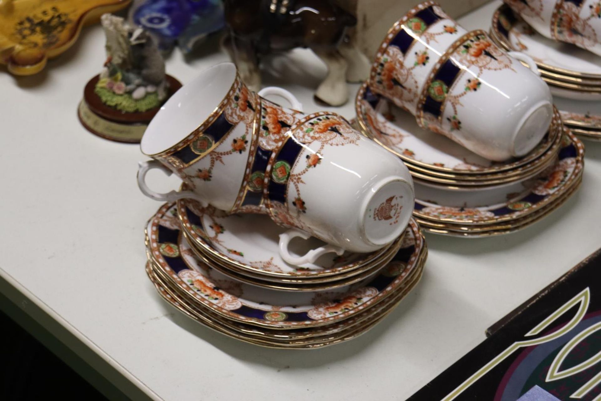 A VINTAGE CHINA TEASET TO INCLUDE CAKE PLATES, A SUGAR BOWL, CREAM JUG, CUPS, SAUCERS AND SIDE - Image 2 of 5