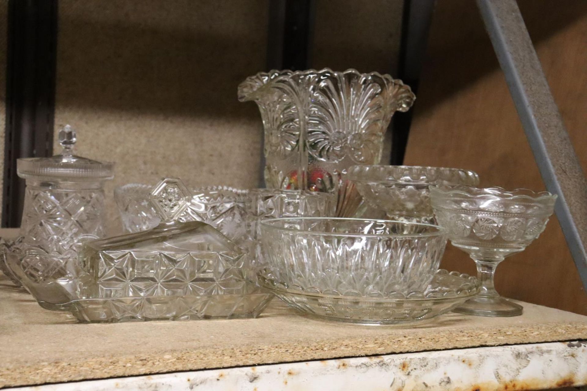 A QUANTITY OF GLASSWARE TO INCLUDE A LARGE VASE, BOWLS, FOOTED BOWLS, A CHEESE DISH, ETC