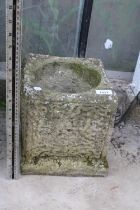 A SMALL SQUARE RECONSTITUTED STONE PLANTER (H:25CM)