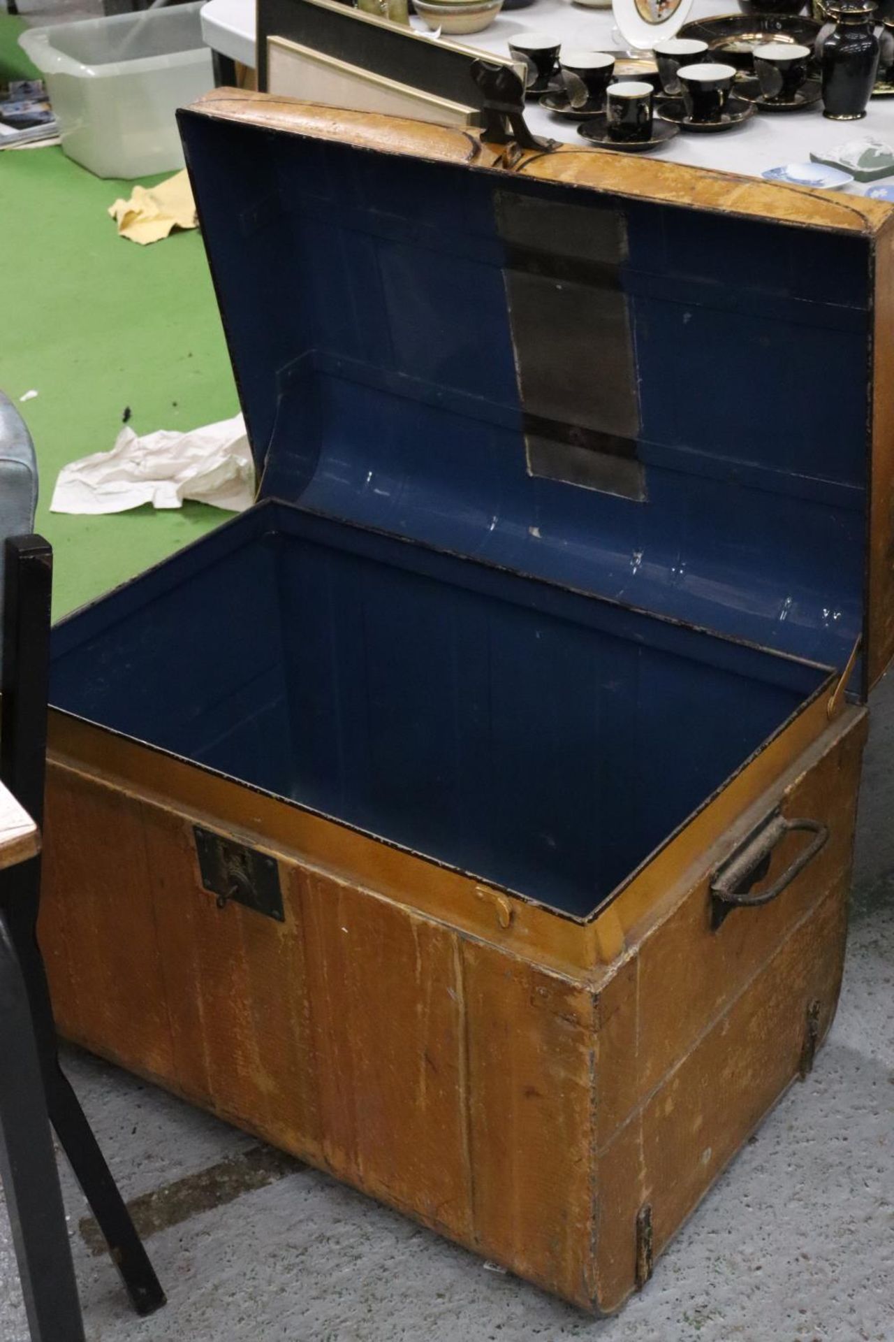 A WW2 MILITARY CHEST WITH BRASS LOCK - Image 5 of 6