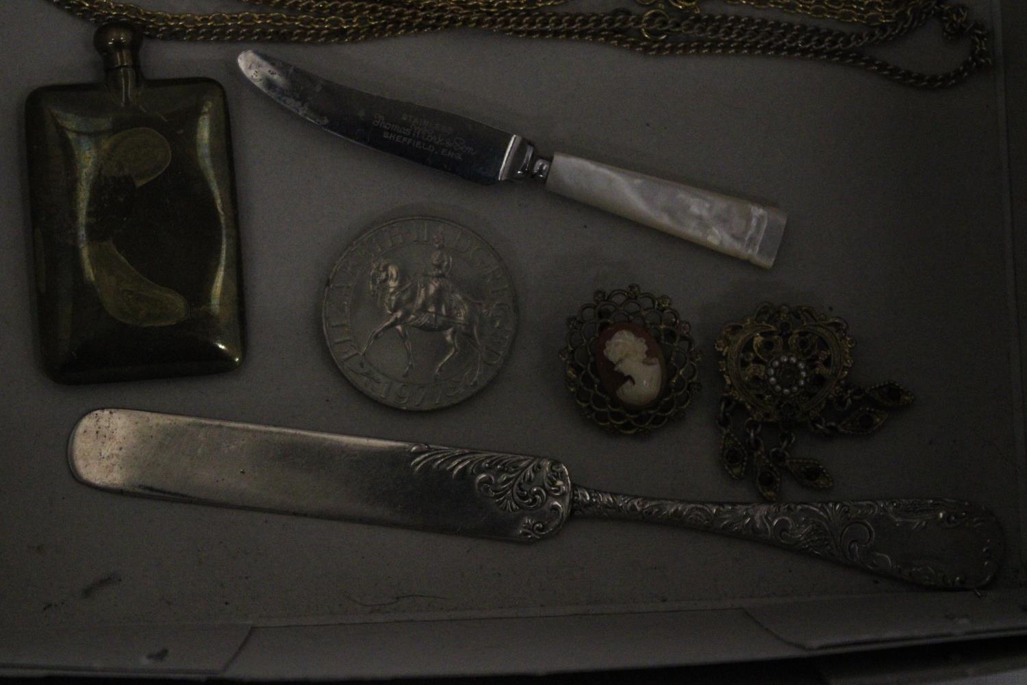 A QUANTITY OF YELLOW METAL CHAINS, A HEART PENDANT, TWO BROOCHES, TWO VINTAGE KNIVES, ETC - Image 2 of 6