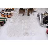 A COLLECTION OF GLASSWARE TO INCLUDE WINE GLASSES, COCKTAIL GLASSES, TUMBLERS ETC