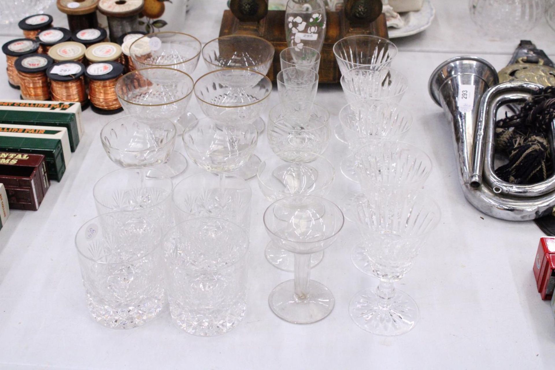 A COLLECTION OF GLASSWARE TO INCLUDE WINE GLASSES, COCKTAIL GLASSES, TUMBLERS ETC