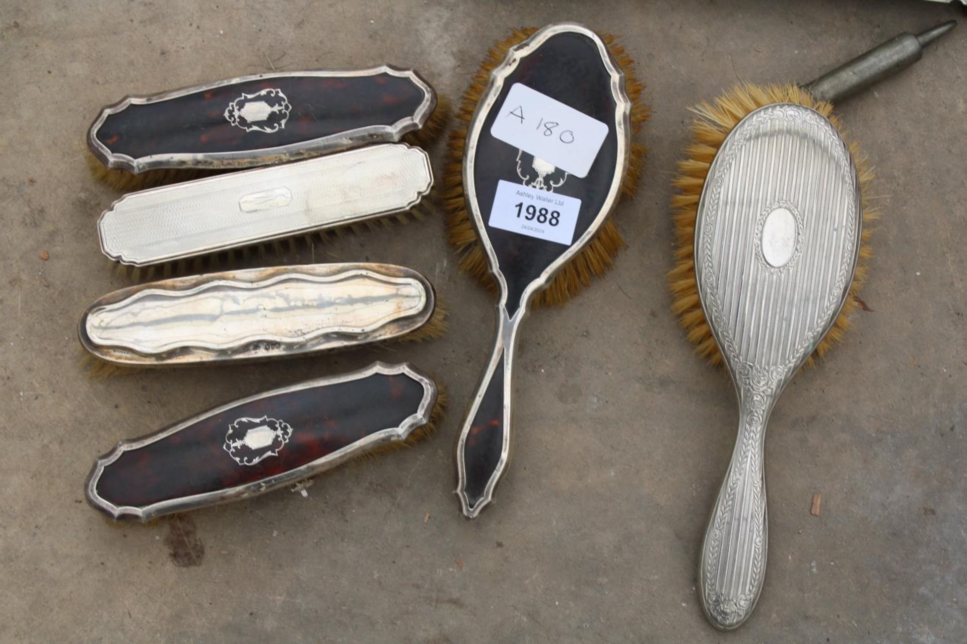 AN ASSORTMENT OF ITEMS TO INCLUDE HALLMARKED SILVER DRESSING TABLE BRUSHES, A CRUET SET AND SCISSORS - Bild 3 aus 4