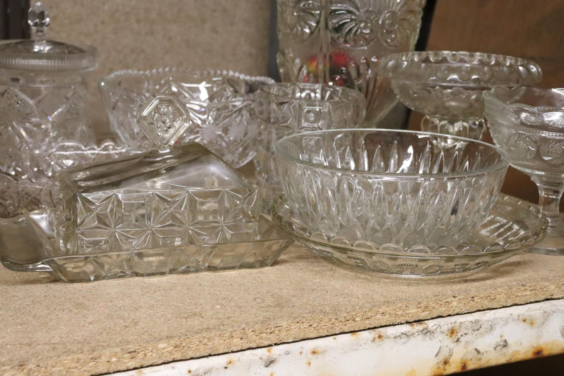 A QUANTITY OF GLASSWARE TO INCLUDE A LARGE VASE, BOWLS, FOOTED BOWLS, A CHEESE DISH, ETC - Image 2 of 5