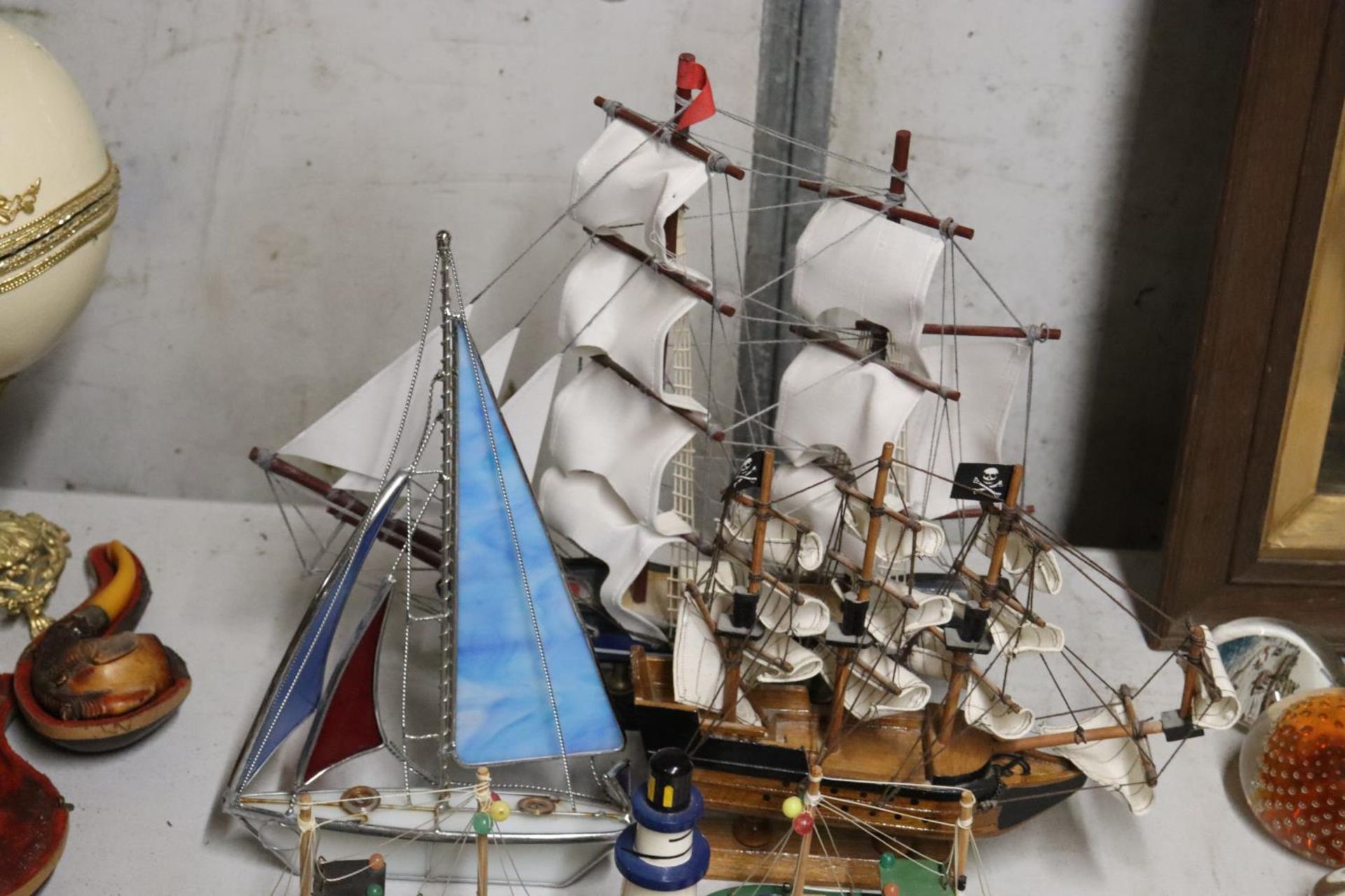A QUANTITY OF NAUTICAL ITEMS TO INCLUDE SHIPS, BOATS, LIGHTHOUSES, FIGUTR, ETC - Image 6 of 6