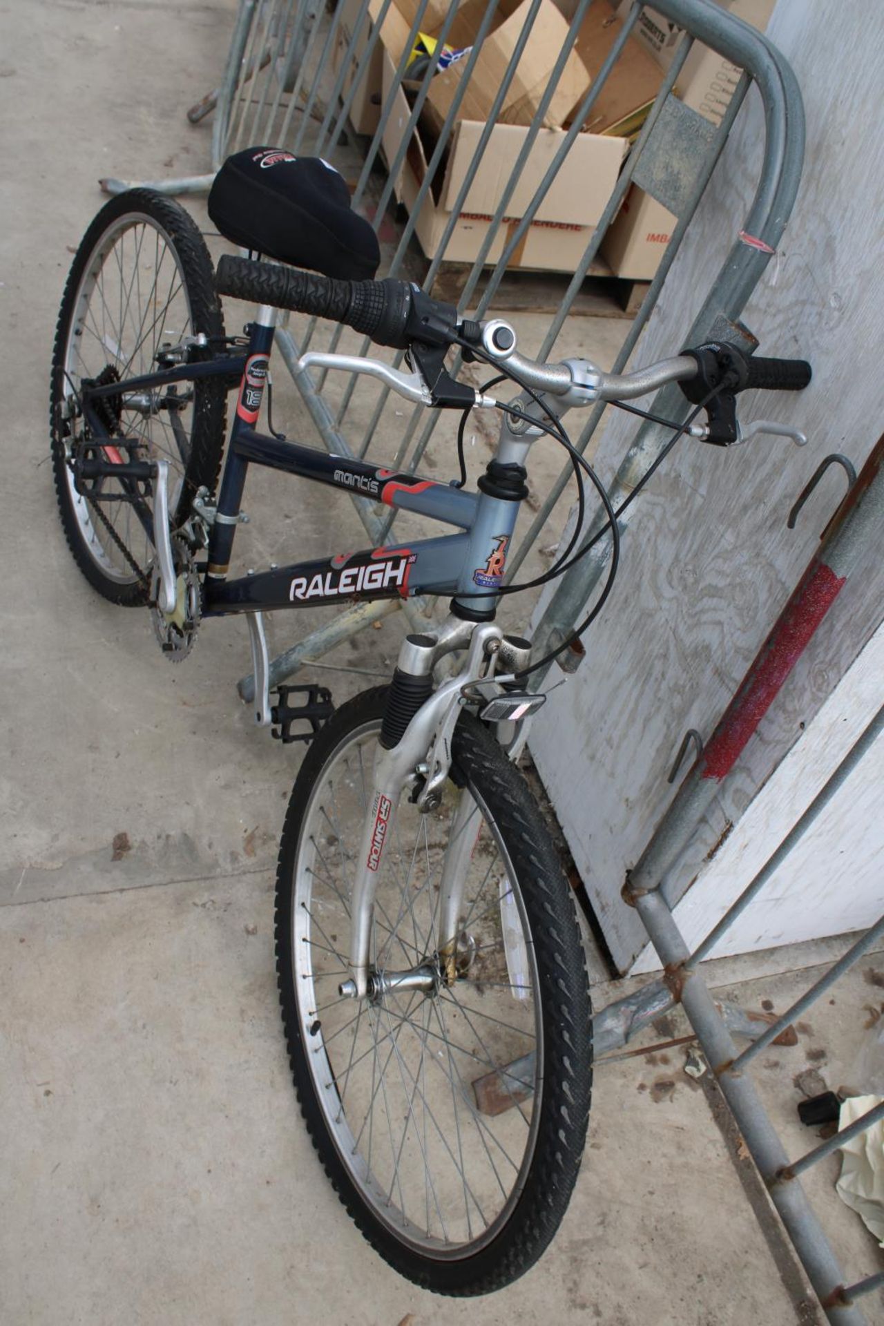 A RALEIGH MANTIS LADIES BIKE WITH 18 SPEED GEAR SYSTEM - Image 3 of 3