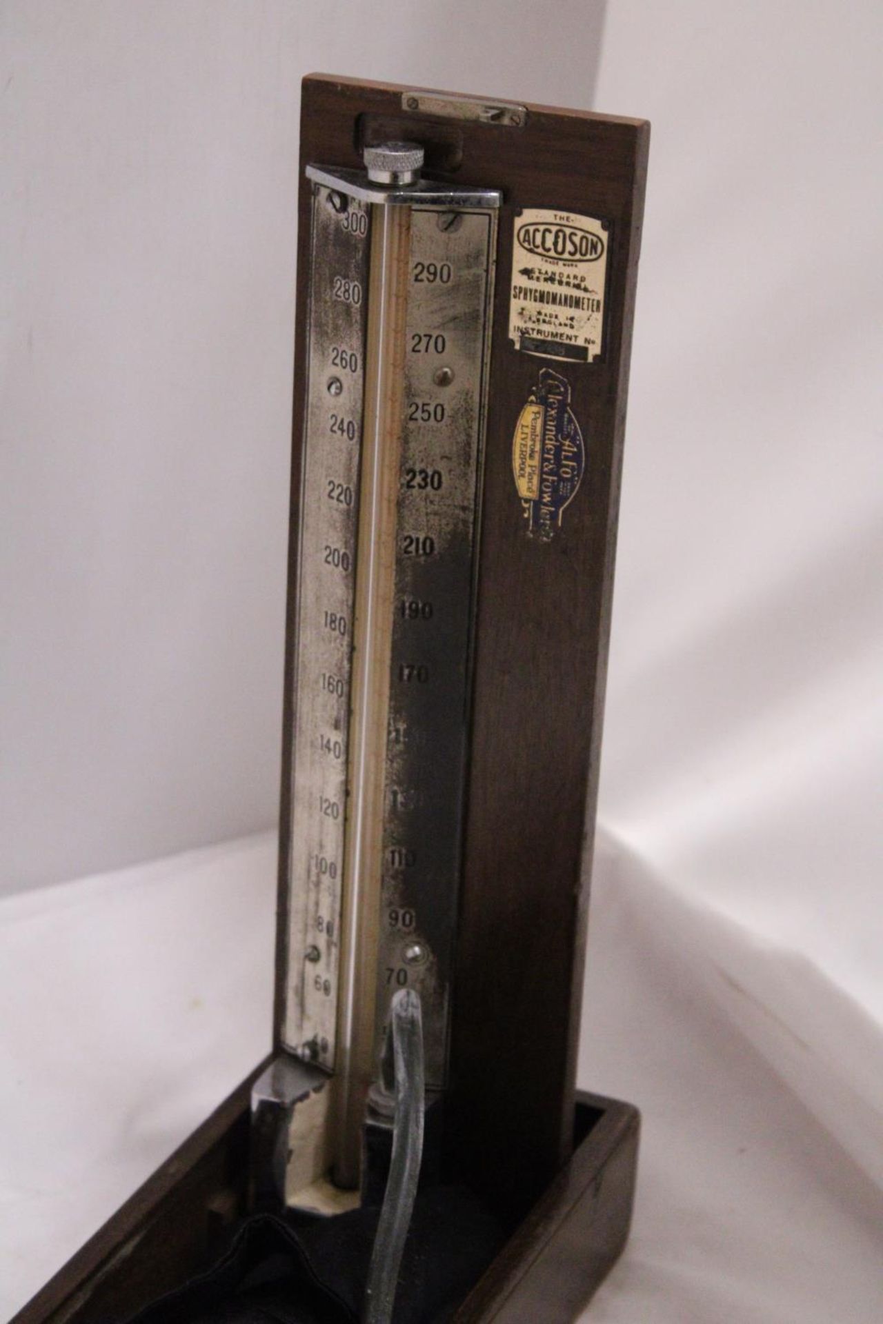 A VINTAGE BOXED BLOOD PRESSURE MACHINE BY ACCOSON - Image 2 of 5