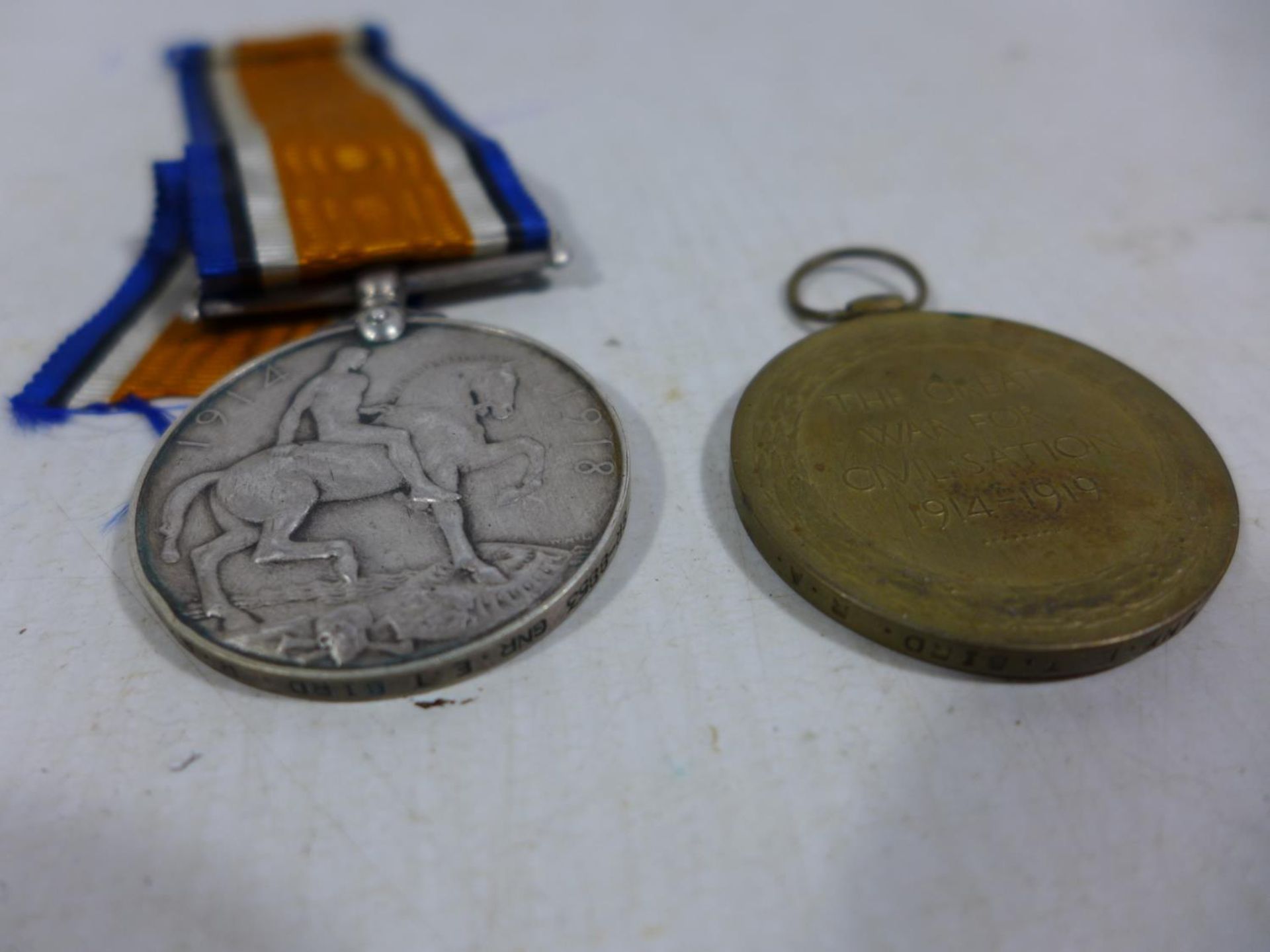 A WORLD WAR I MEDAL PAIR AWARDED TO SR 8853 GUNNER ET BIRD ROYAL ARTILLARY - Image 2 of 2