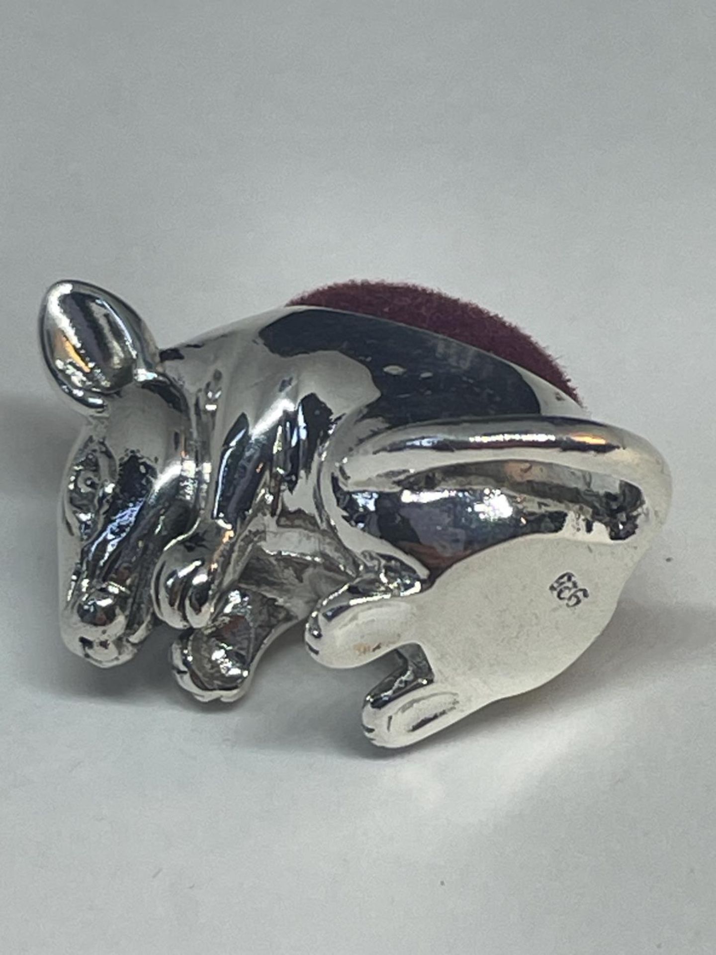 A MINIATURE SILVER MOUSE PIN CUSHION - Image 4 of 4