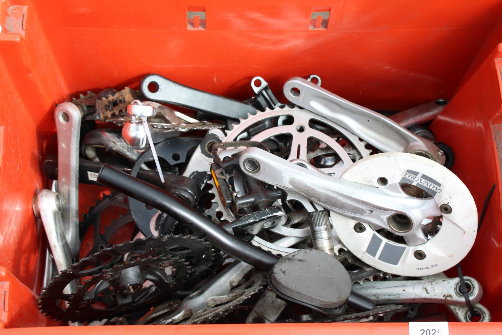A LARGE ASSORTMENT OF BIKE GEARS - Image 2 of 2