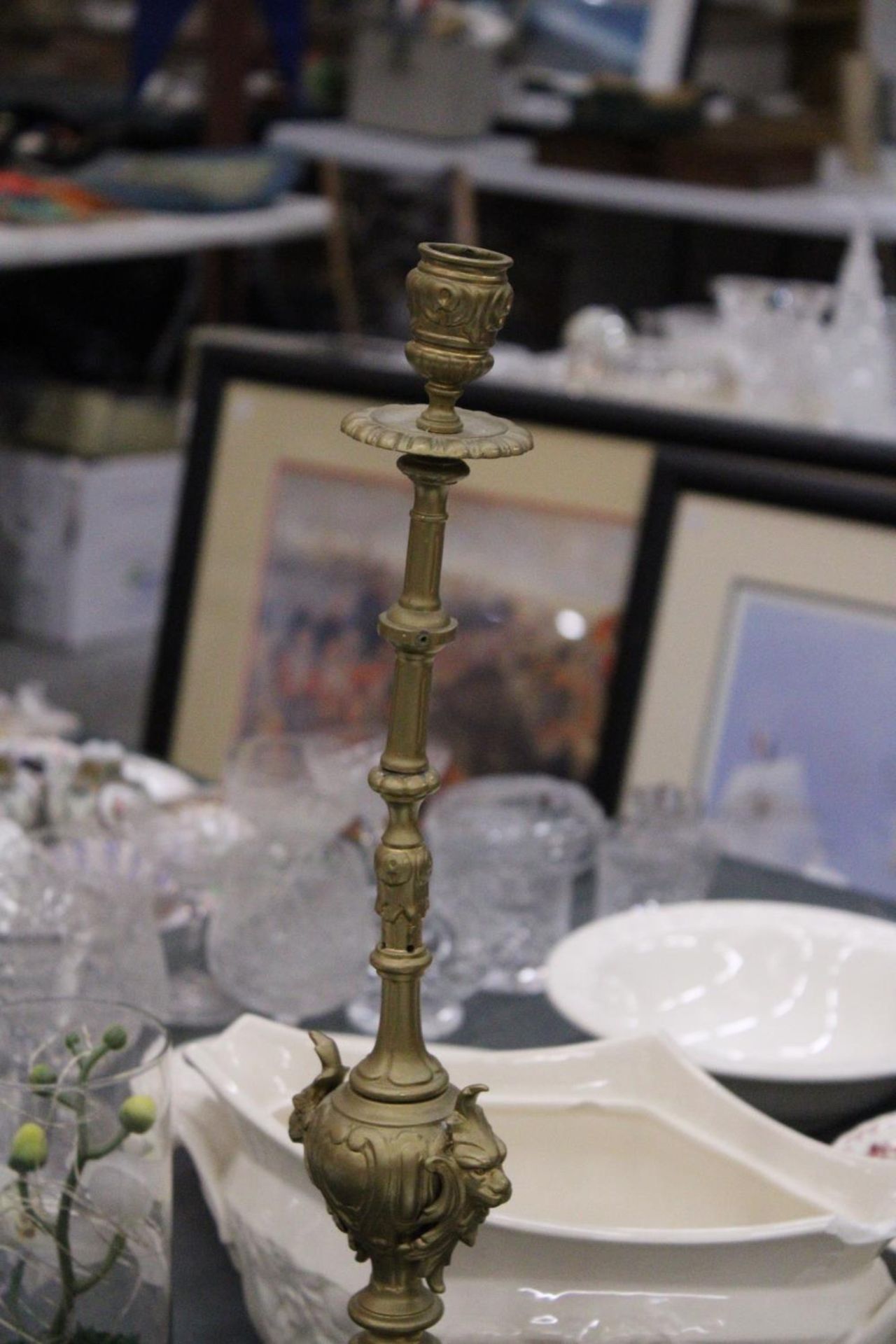 A VINTAGE STYLE HEAVY BRASS CANDLE HOLDER, HEIGHT 55CM - Image 5 of 6