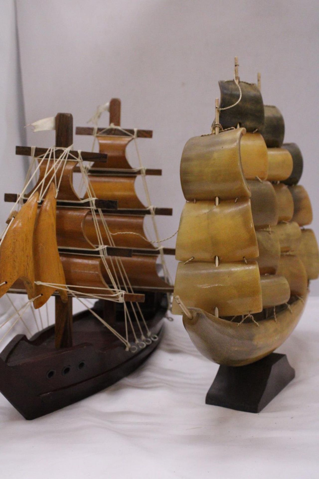 TWO MODELS OF SHIPS TO INCLUDE ONE WOODEN AND ONE HORN - Bild 6 aus 6
