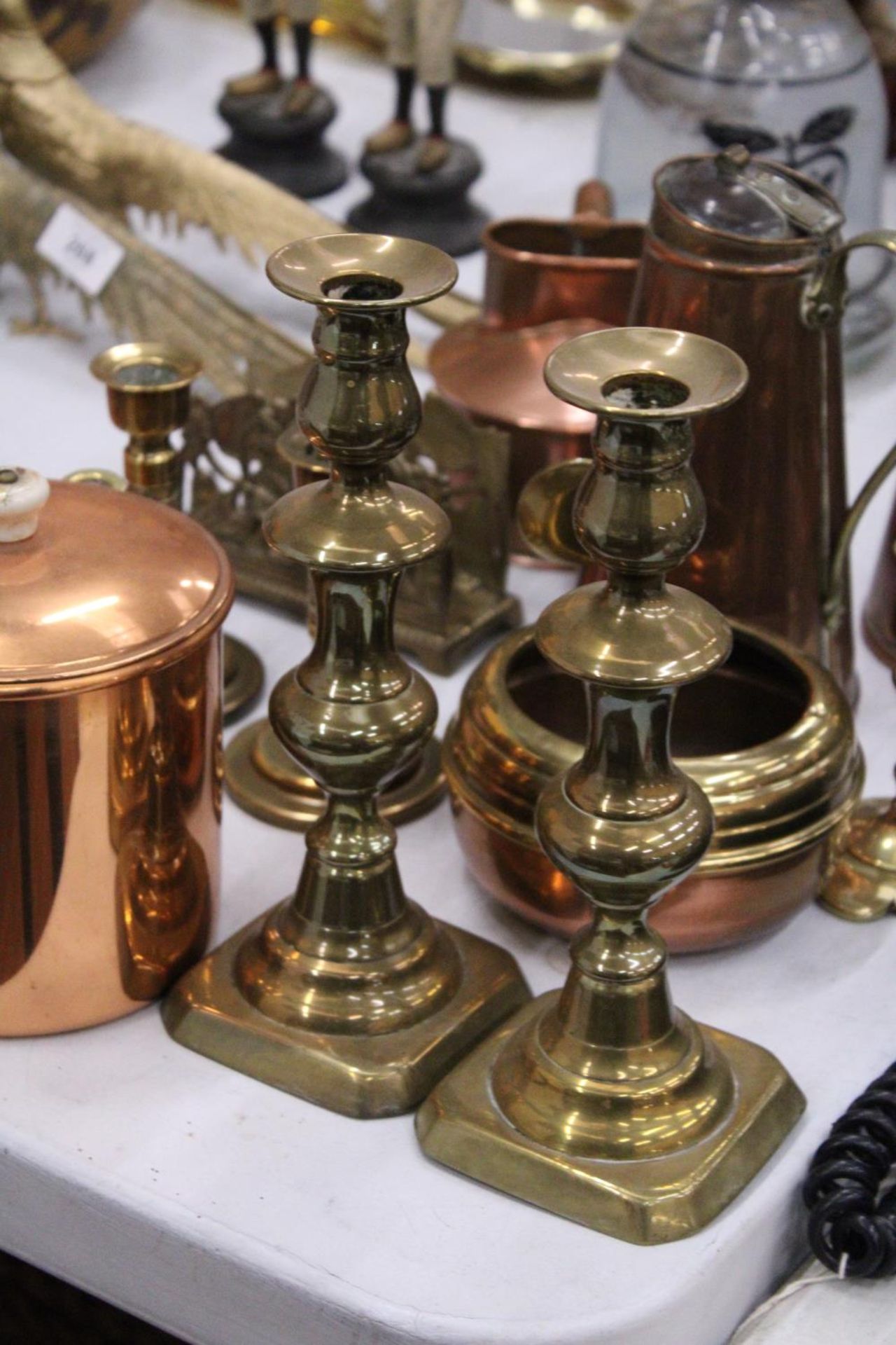 A MIXED LOT OF COPPER AND BRASSWARE TO INCLUDE CANDLE STICKS, WATERING CAN ETC - Image 3 of 6