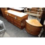 A RETRO TEAK NATHAN SIDEBOARD ENCLOSING 2 DRAWERS AND 3 CUPBOARDS, 51" WIDE AND CORNER RETURN