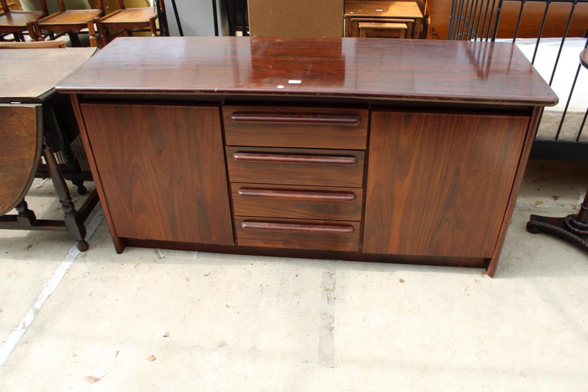 A RETRO HARDWOOD SIDEBOARD ENCLOSING 4 DRAWERS, 2 CUPBOARDS, 63" WIDE