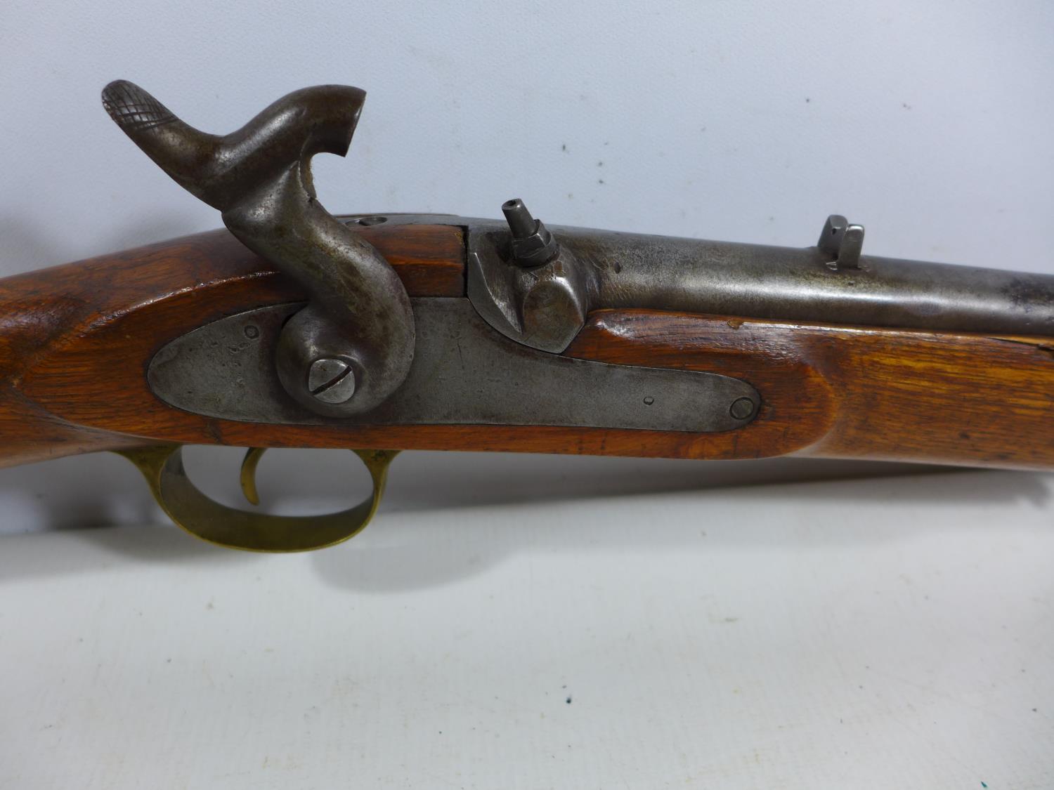 A PERCUSSION CAP TWO BAND CARBINE MUSKET, 56CM BARREL, LENGTH 96CM - Image 8 of 8