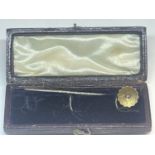 A VINTAGE 9 CARAT GOLD STICK PIN IN A PRESENTATION BOX