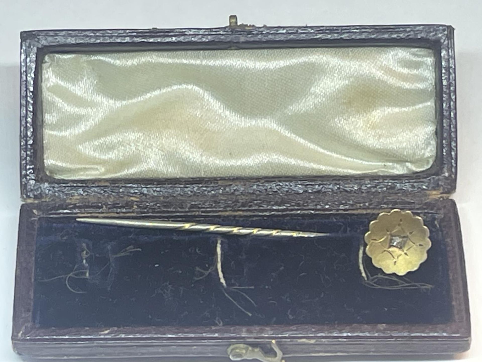 A VINTAGE 9 CARAT GOLD STICK PIN IN A PRESENTATION BOX