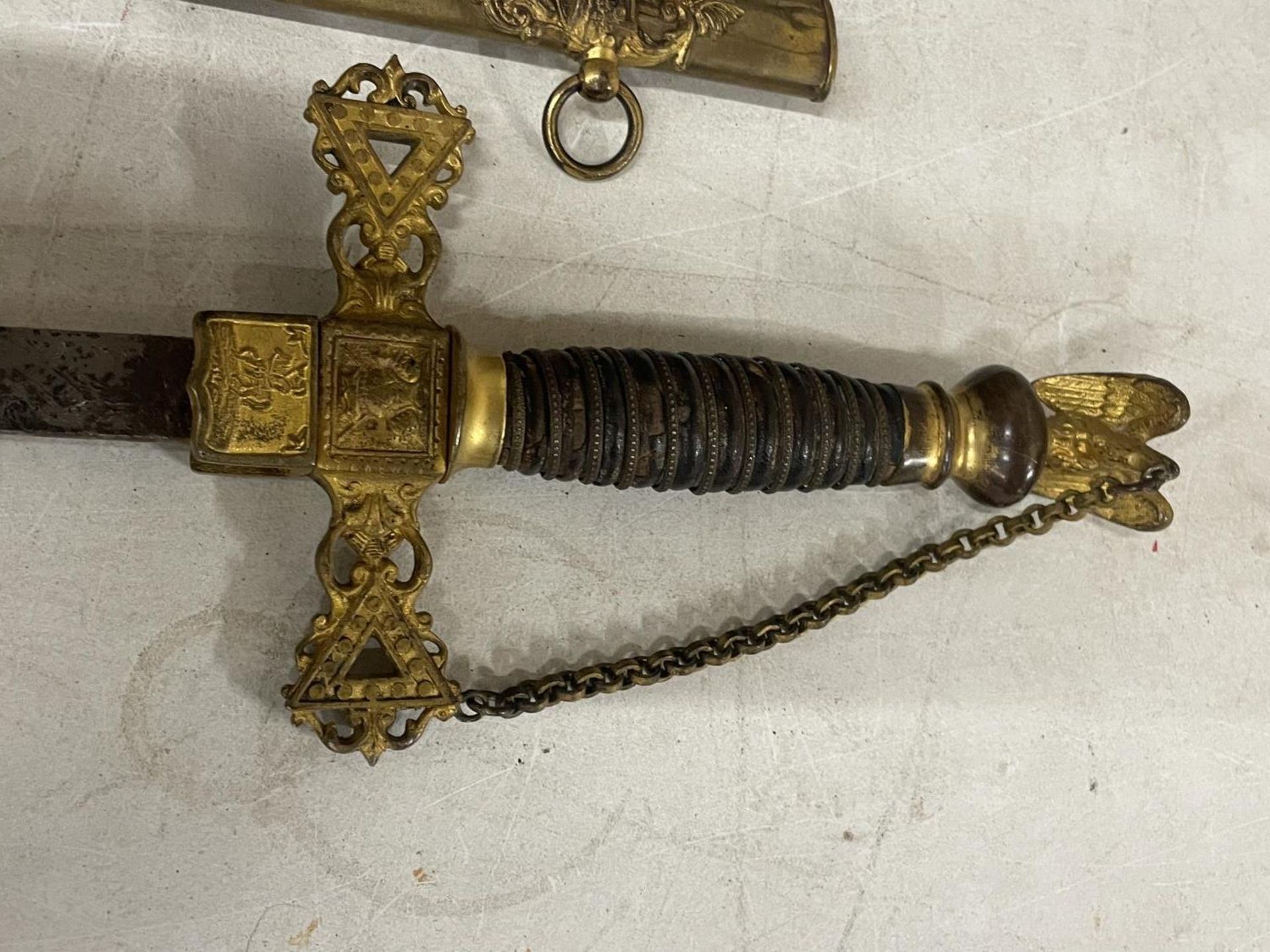 A FRATERNITY KNIGHTS OF THE GOLDEN EAGLE SWORD AND SCABBARD, 77CM BLADE, GILT CROSS GUARD AND - Image 2 of 6