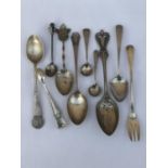 A COLLECTION OF HALLMARKED SILVER ITEMS TO INCLUDE SPOONS, SUGAR TONGS, ETC, WEIGHT 118 G