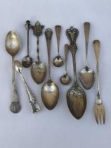 A COLLECTION OF HALLMARKED SILVER ITEMS TO INCLUDE SPOONS, SUGAR TONGS, ETC, WEIGHT 118 G