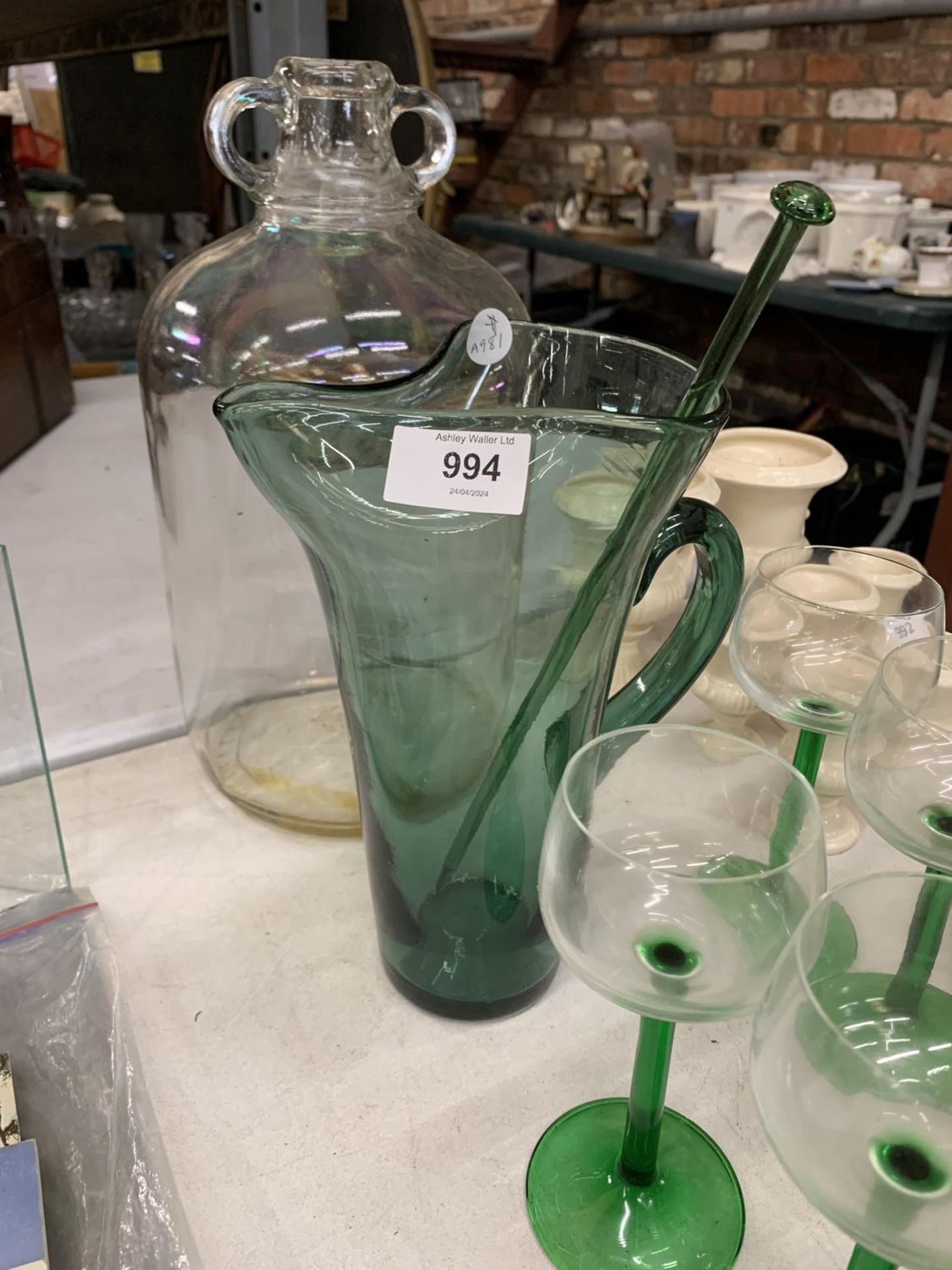 A GREEN LEMONADE JUG WITH GLASS SWIZZLE STICK, NINE WINE GLASSES AND A DEMI-JOHN - Bild 2 aus 3