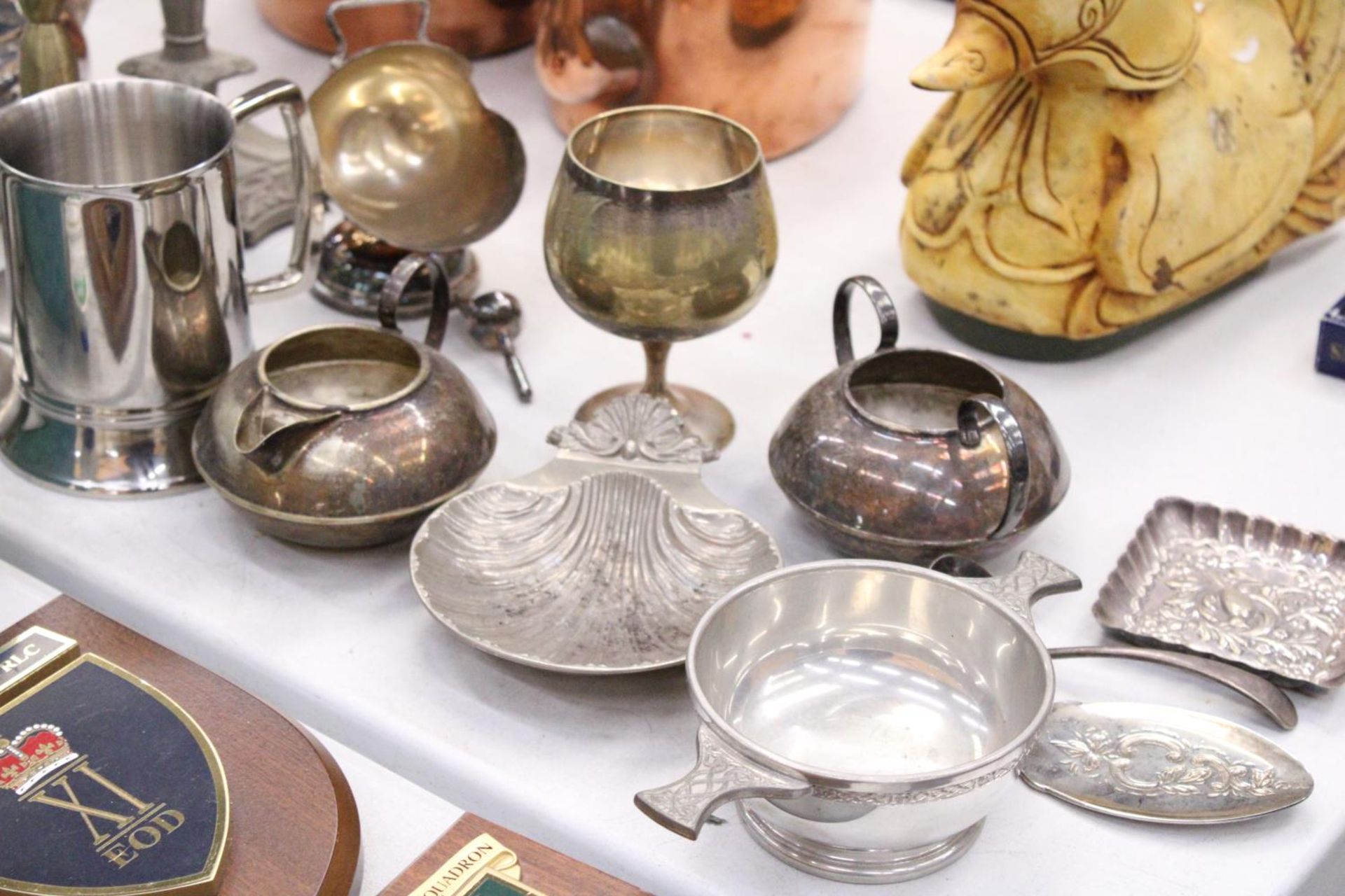 A LARGE QUANTITY OF SILVER PLATED ITEMS TO INCLUDE CANDLESTICKS, A KETTLE, A TANKARD, JUGS, BOWLS, - Bild 6 aus 6