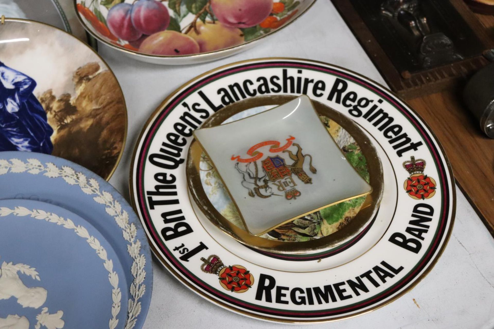 A COLLECTION OF 13 CABINET PLATES PLUS A LARGE ALFRED MEAKIN AND WREN BOWLS - Image 5 of 6
