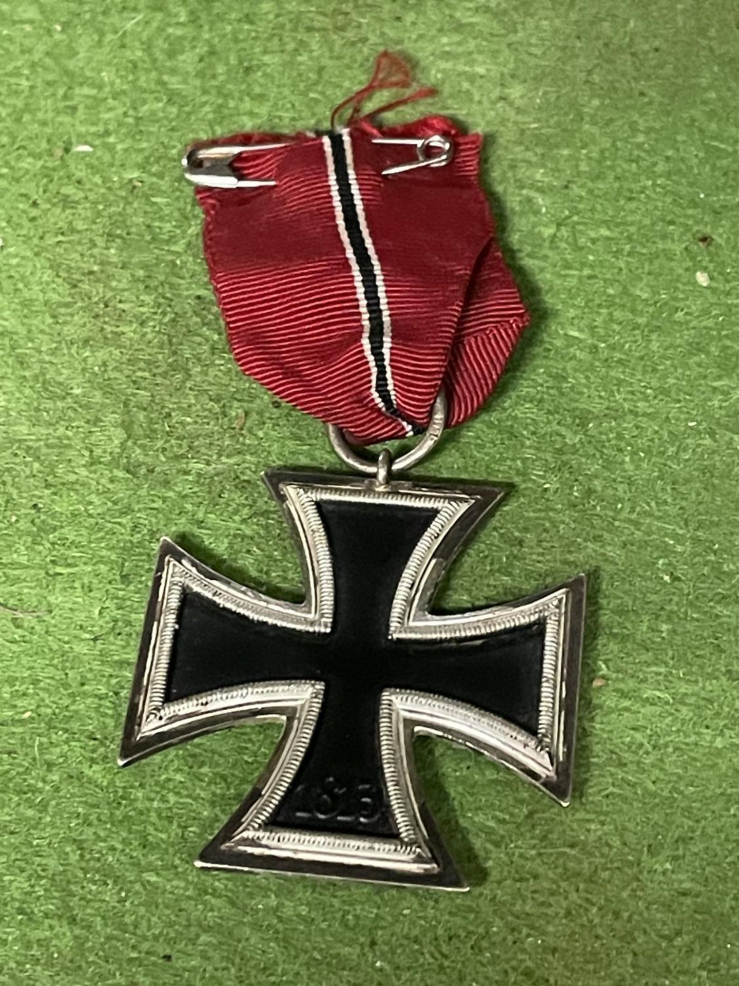 A NAZI GERMANY WORLD WAR II IRON CROSS SECOND CLASS - Bild 2 aus 2