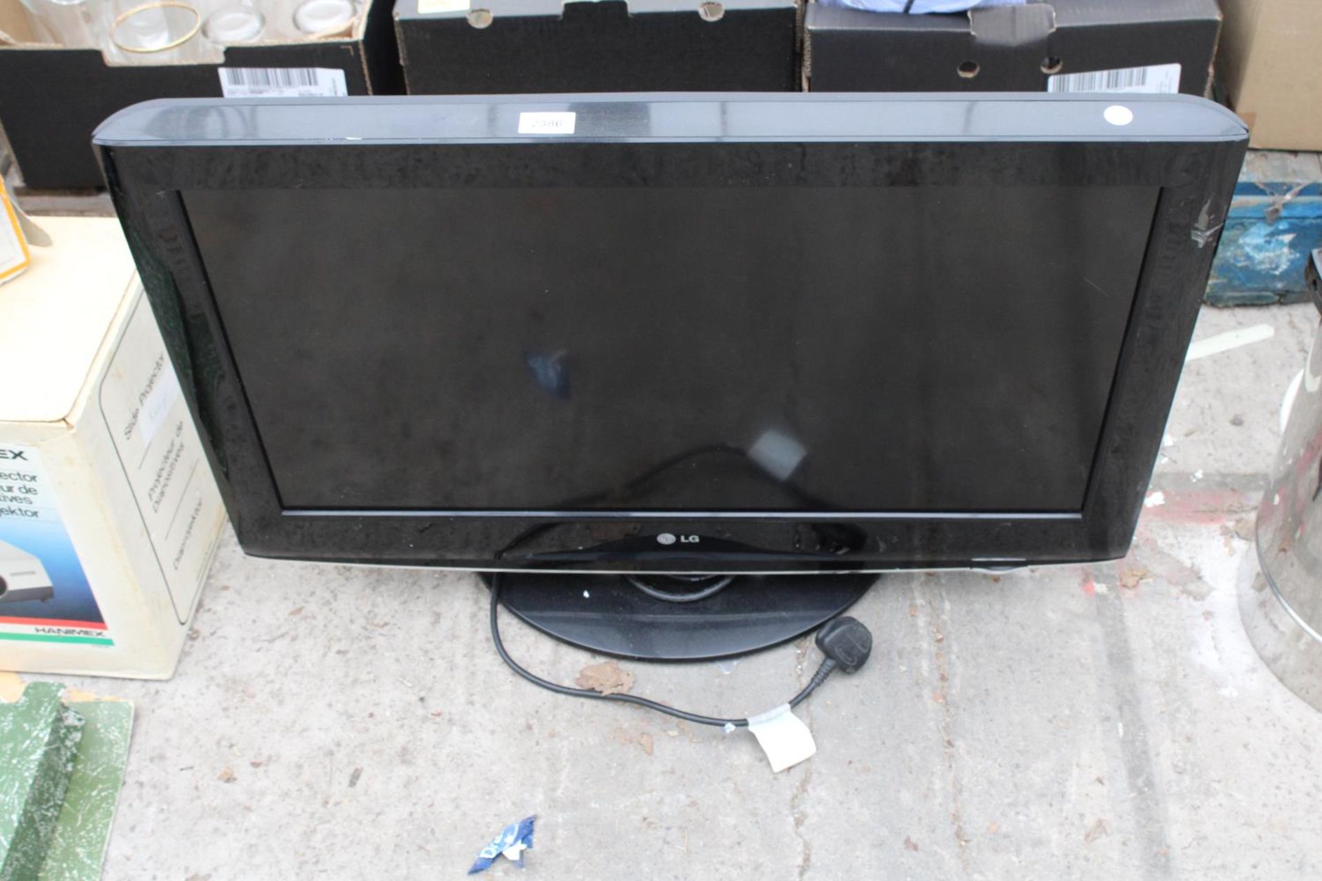 AN LG 32" TELEVISION AND REMOTE CONTROL, VENDOR STATES WORKING ORDER, NO WARRANTY GIVEN